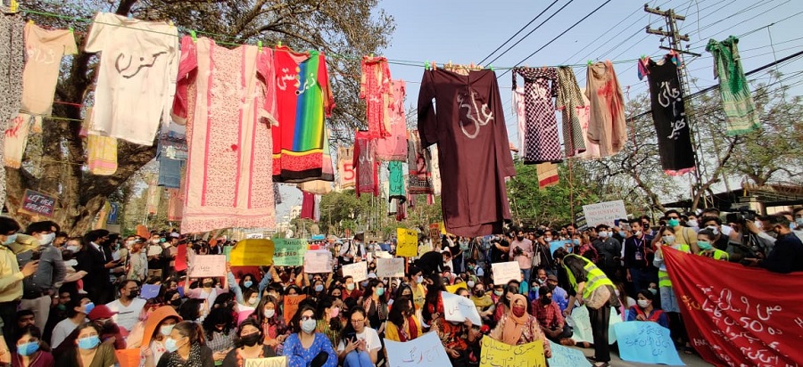 participants in large numbers at the aurat march gathering organised in lahore on march 8 2021 photo twitter auratmarch