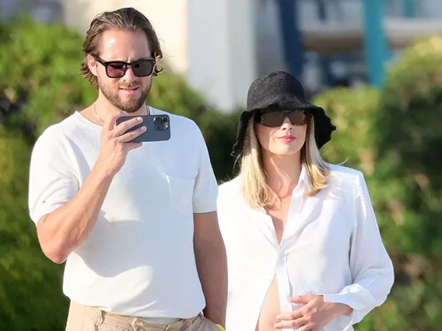 margot robbie radiates pregnancy glow during stylish lunch date in sardinia margot robbie radiates pregnancy glow during stylish lunch date in sardinia