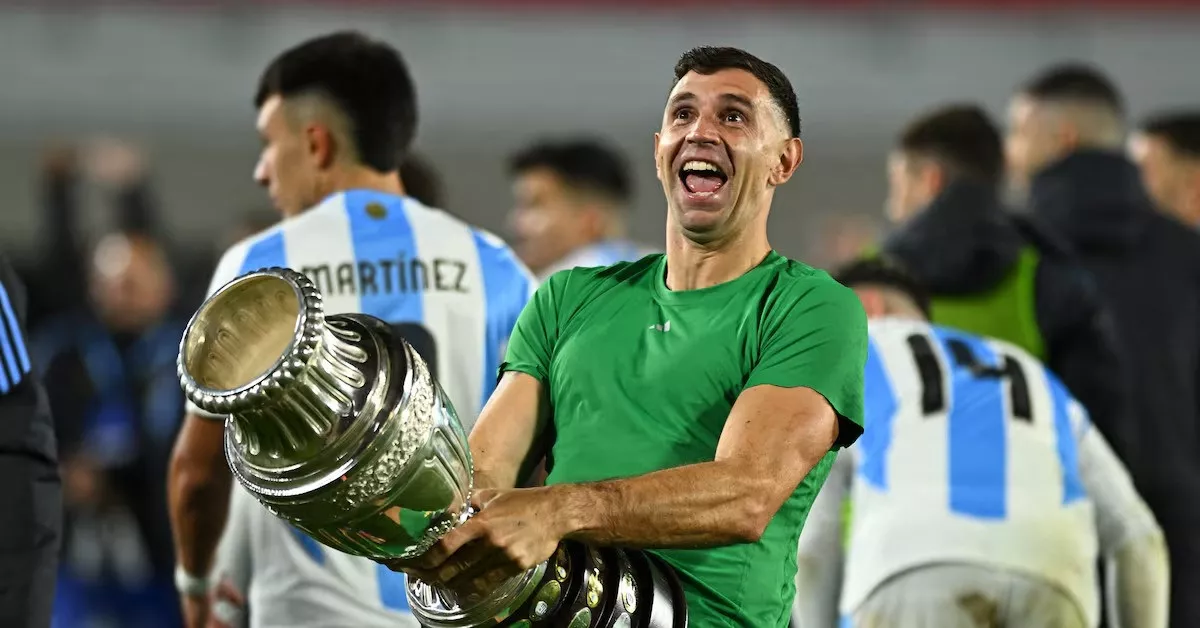 argentina s emiliano martinez celebrates with the copa america s trophy after the match world cup qualifiers match between argentina vs chile at estadio mas monumental buenos aires argentina on september 5 2024 photo reuters argentina s emiliano martinez celebrates with the copa america s trophy after the match world cup qualifiers match between argentina vs chile at estadio mas monumental buenos aires argentina on september 5 2024 photo reuters