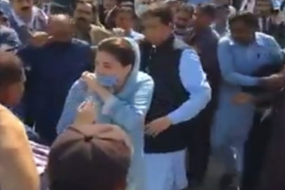 maryam nawaz struck by own guard outside court maryam nawaz struck by own guard outside court