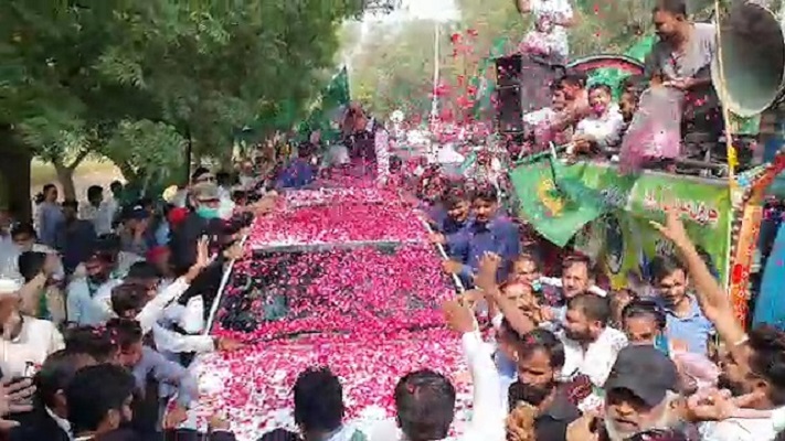 maryam nawaz makes her way to the quaid s mausoleum amid a large crowd of pml n supporters that have set up camps along the route