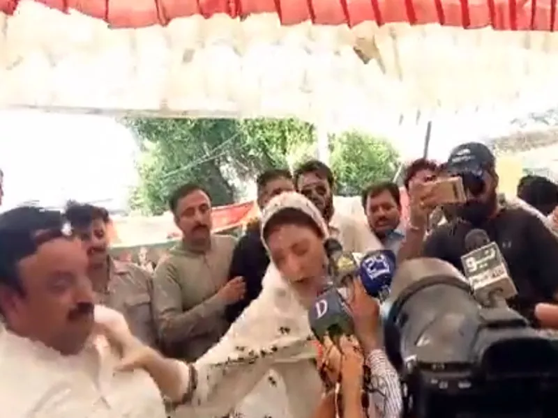 maryam nawaz topples while addressing flood hit victims in rajanpur screengrab maryam nawaz topples while addressing flood hit victims in rajanpur screengrab