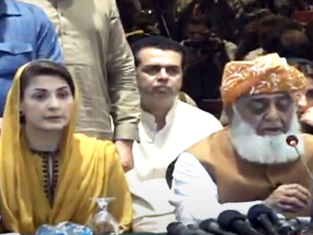 pakistan muslim league nawaz pml n vice president maryam nawaz and jamiat e ulema islam jui f chief maulana fazlur rehman addressing a press conference in karachi screengrab