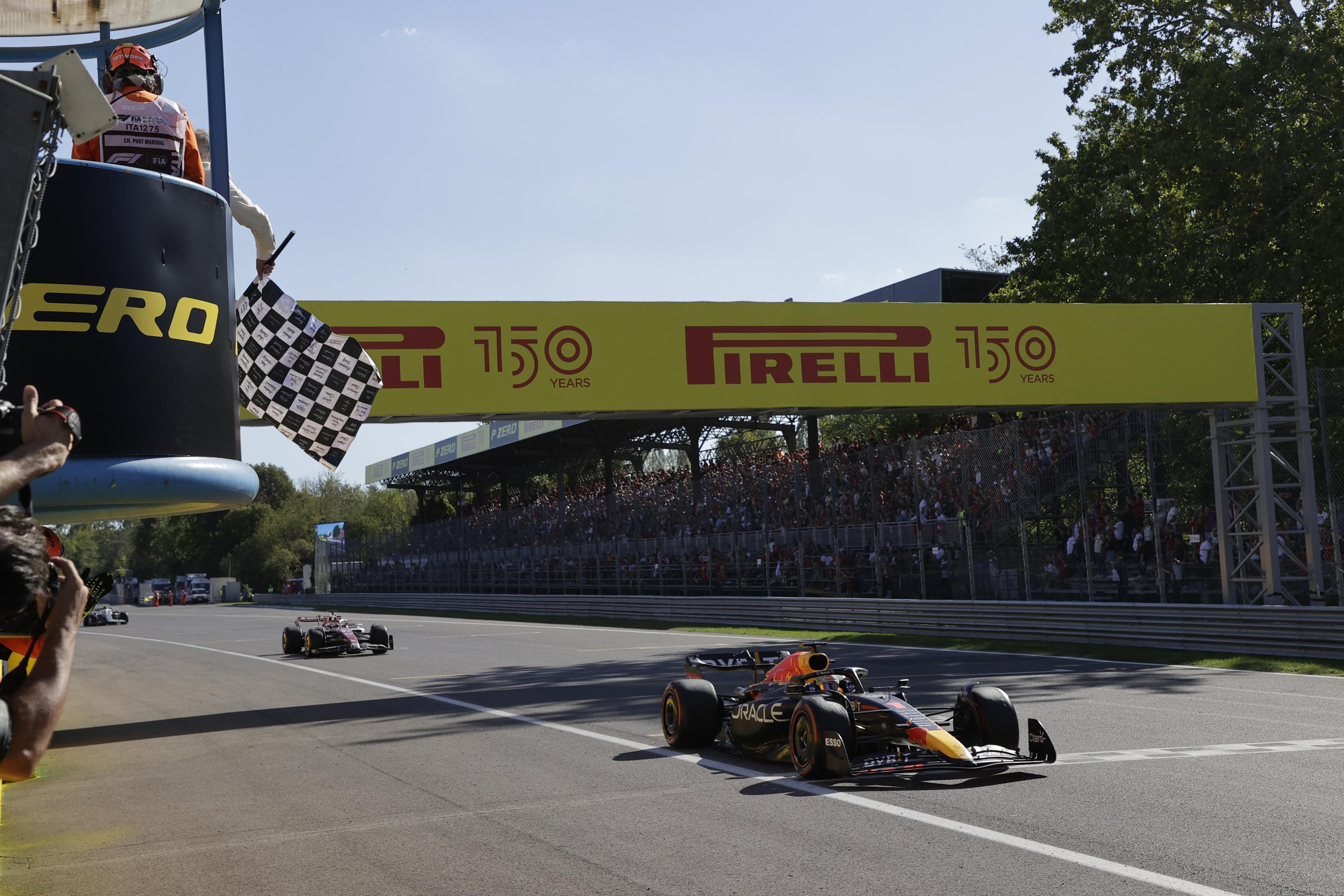 Photo of Verstappen wins Italian Grand Prix to close in on F1 title