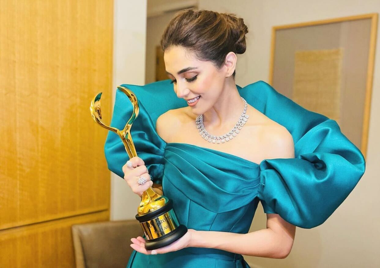 this one s for pakistan maya ali awarded pakistani actress of the year at diafa