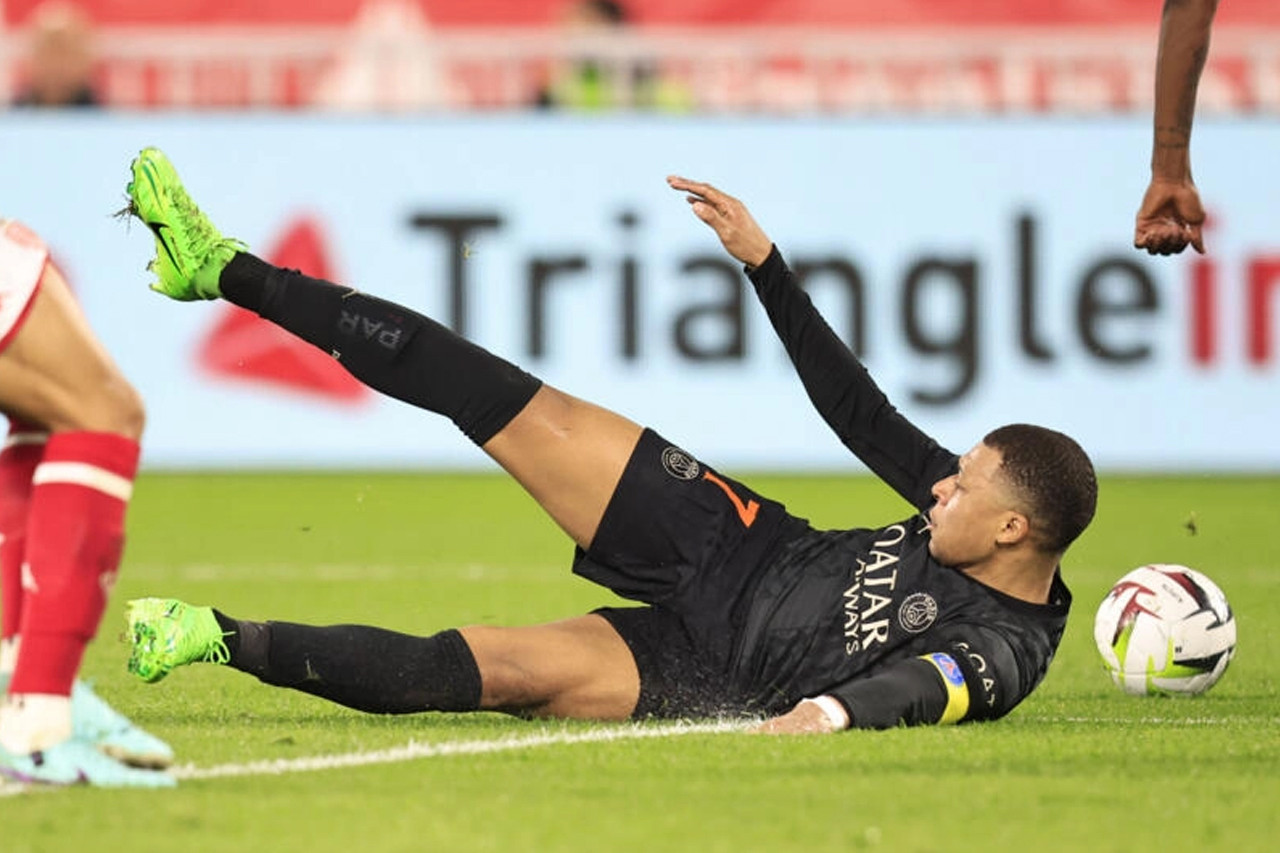 kylian mbappe came off at half time as psg drew 0 0 at monaco on friday photo afp