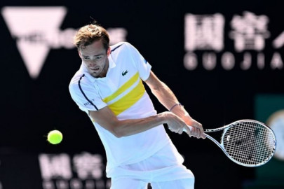 medvedev beats buttock pain to extend win streak
