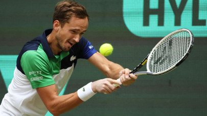 medvedev fumes at coach during defeat to hurkacz medvedev fumes at coach during defeat to hurkacz