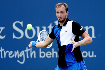 medvedev advances swiatek sinks in cincy medvedev advances swiatek sinks in cincy