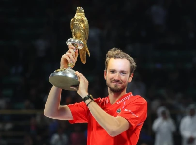 medvedev halts murray heroics to take qatar title