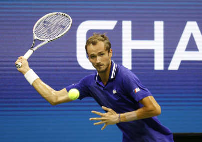 medvedev makes strong start to us open title bid medvedev makes strong start to us open title bid