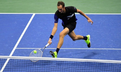 medvedev goes for consistency over crazy shots to advance medvedev goes for consistency over crazy shots to advance