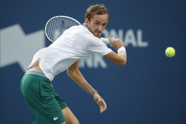 medvedev outlasts hurkacz to reach atp toronto semis