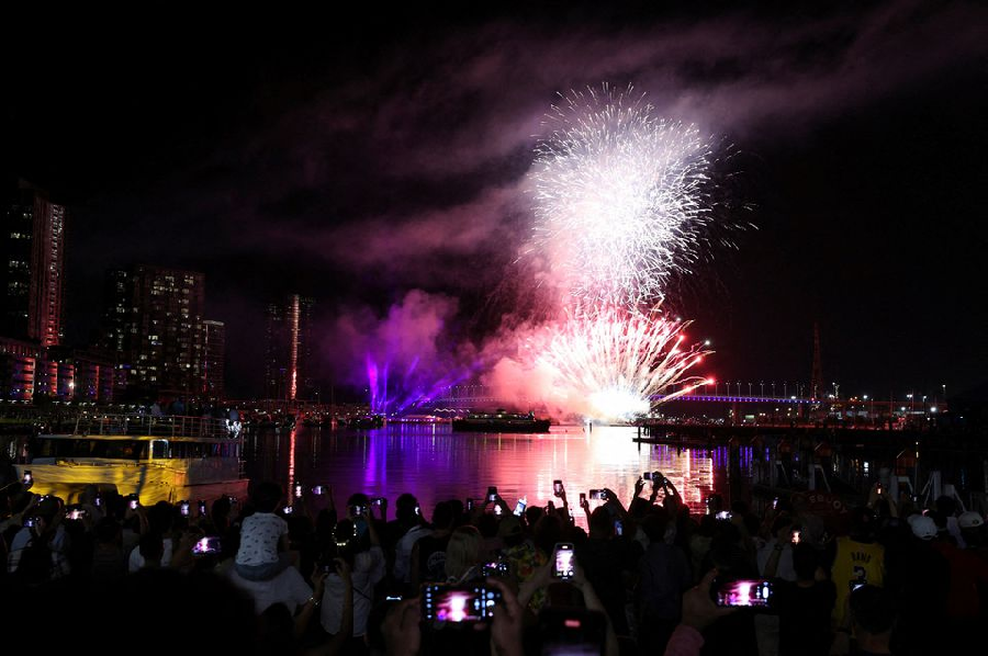 fireworks explode over the yarra river waterfront during downsized new year s eve celebrations as the omicron variant of the coronavirus disease covid 19 continues to spread in melbourne australia january 1 2022 photo reuters