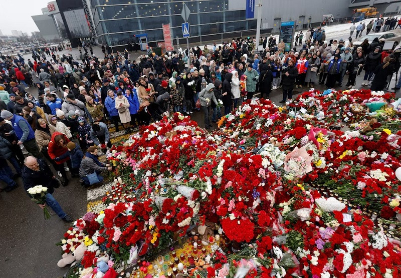 People gather at a makeshift memorial to the victims of a shooting attack set up outside the Crocus City Hall concert venue in the Moscow Region, Russia, March 24, 2024. PHOTO: REUTERS
