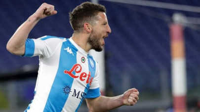 mertens reaches serie a century in napoli win at as roma