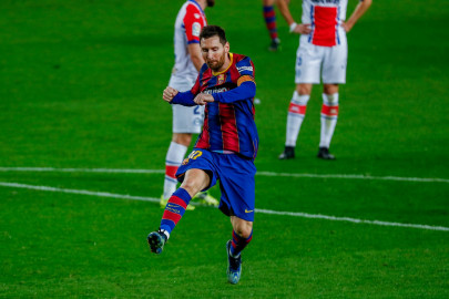 lethal messi leads barca to thumping alaves win ahead of psg test