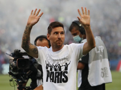 messi gets rapturous reception before watching psg beat strasbourg messi gets rapturous reception before watching psg beat strasbourg