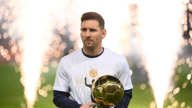 messi shows off ballon d or as psg held by nice