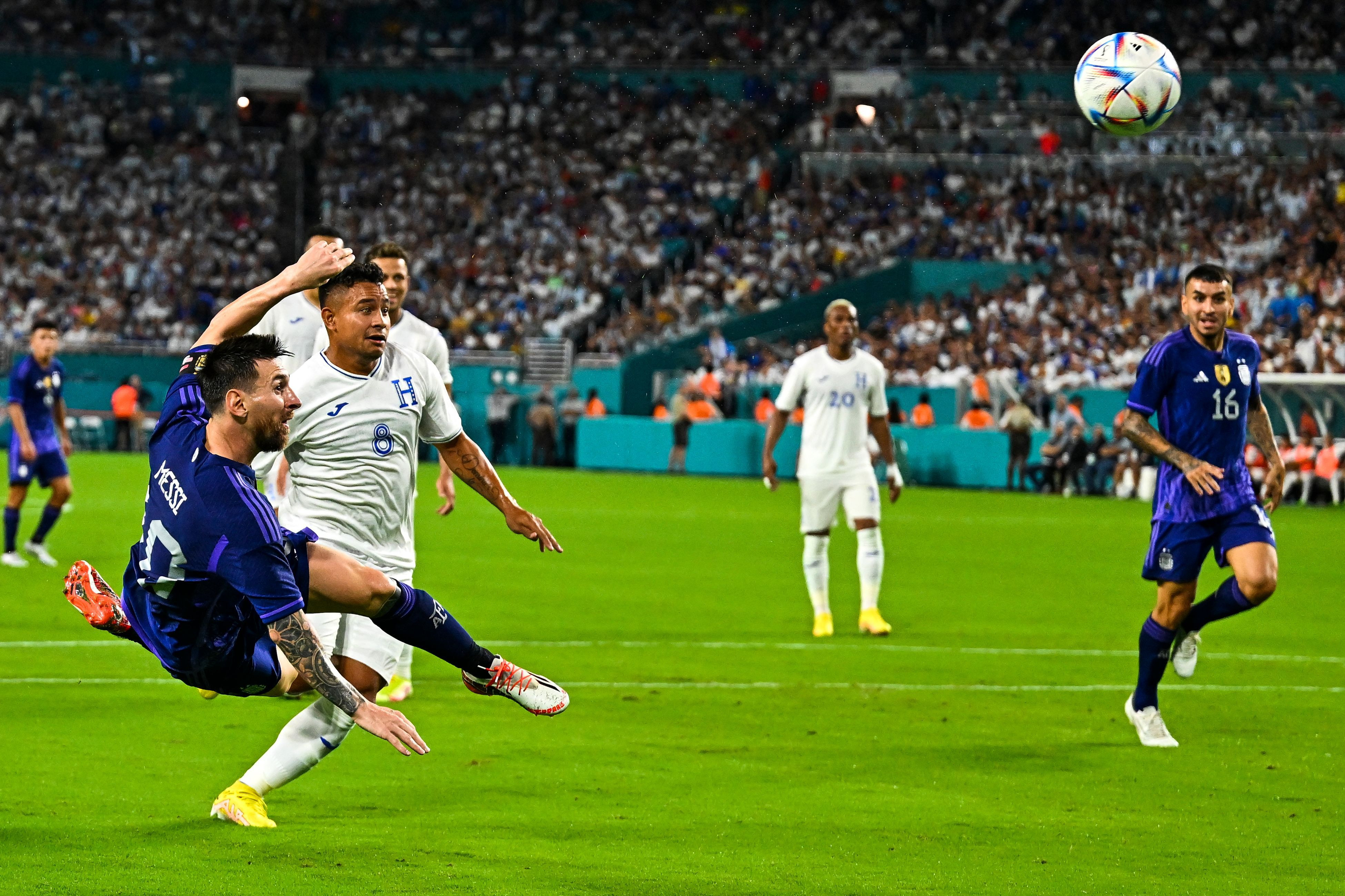 Photo of Messi scores twice as Argentina down Honduras