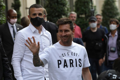 ronaldinho wishes messi many moments of joy after psg move