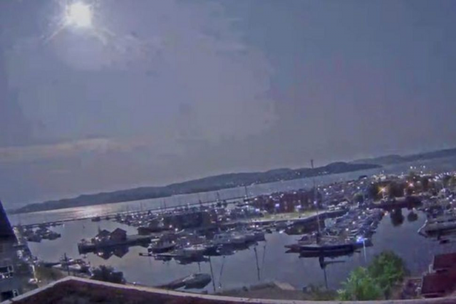 a meteor lights up the sky over holmestrand norway july 25 2021 in this picture obtained from a social media video photo reuters a meteor lights up the sky over holmestrand norway july 25 2021 in this picture obtained from a social media video photo reuters
