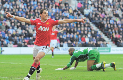 hernandez s double keeps united in the lead