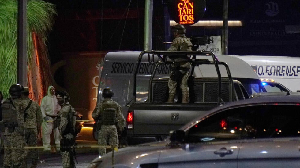 mexican soldiers stand guard outside a bar where gunmen killed 10 people in the central city of queretaro on november 9 2024 photo afp