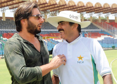miandad ready to assist pakistan