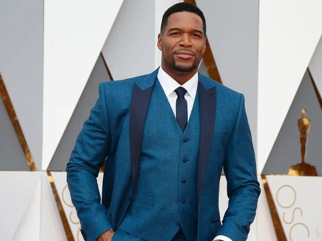 michael strahan faces backlash over hand position during anthem on fox veterans day broadcast michael strahan faces backlash over hand position during anthem on fox veterans day broadcast