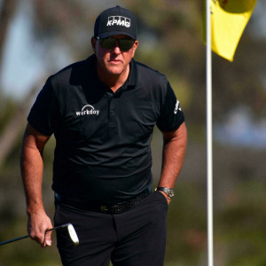 mickelson apologizes for pga saudi remarks