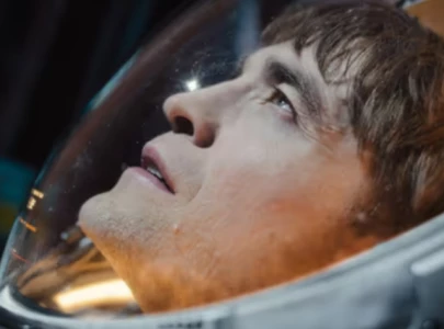 robert pattinson defies death in bong joon ho s mickey 17 trailer