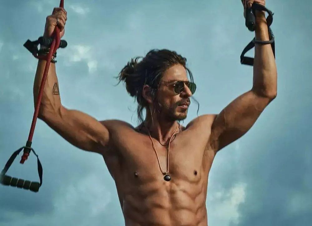 shah rukh khan s charm will steal the show siddharth anand says pathaan does not need publicity shah rukh khan s charm will steal the show siddharth anand says pathaan does not need publicity