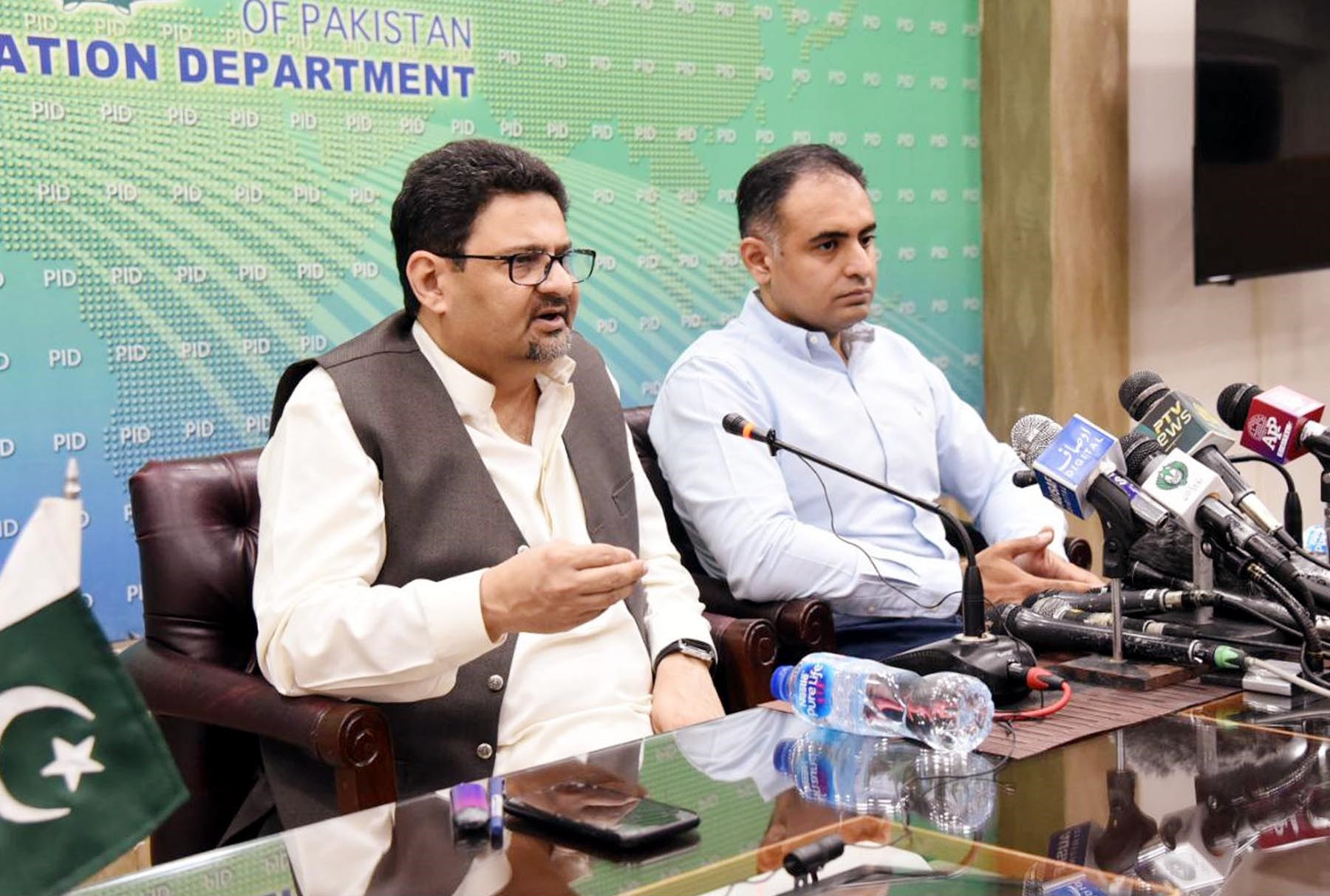 finance minister miftah ismail and coordinator to the pm on economy energy bilal azhar kayani address media in islamabad on july 31 2022 photo pid