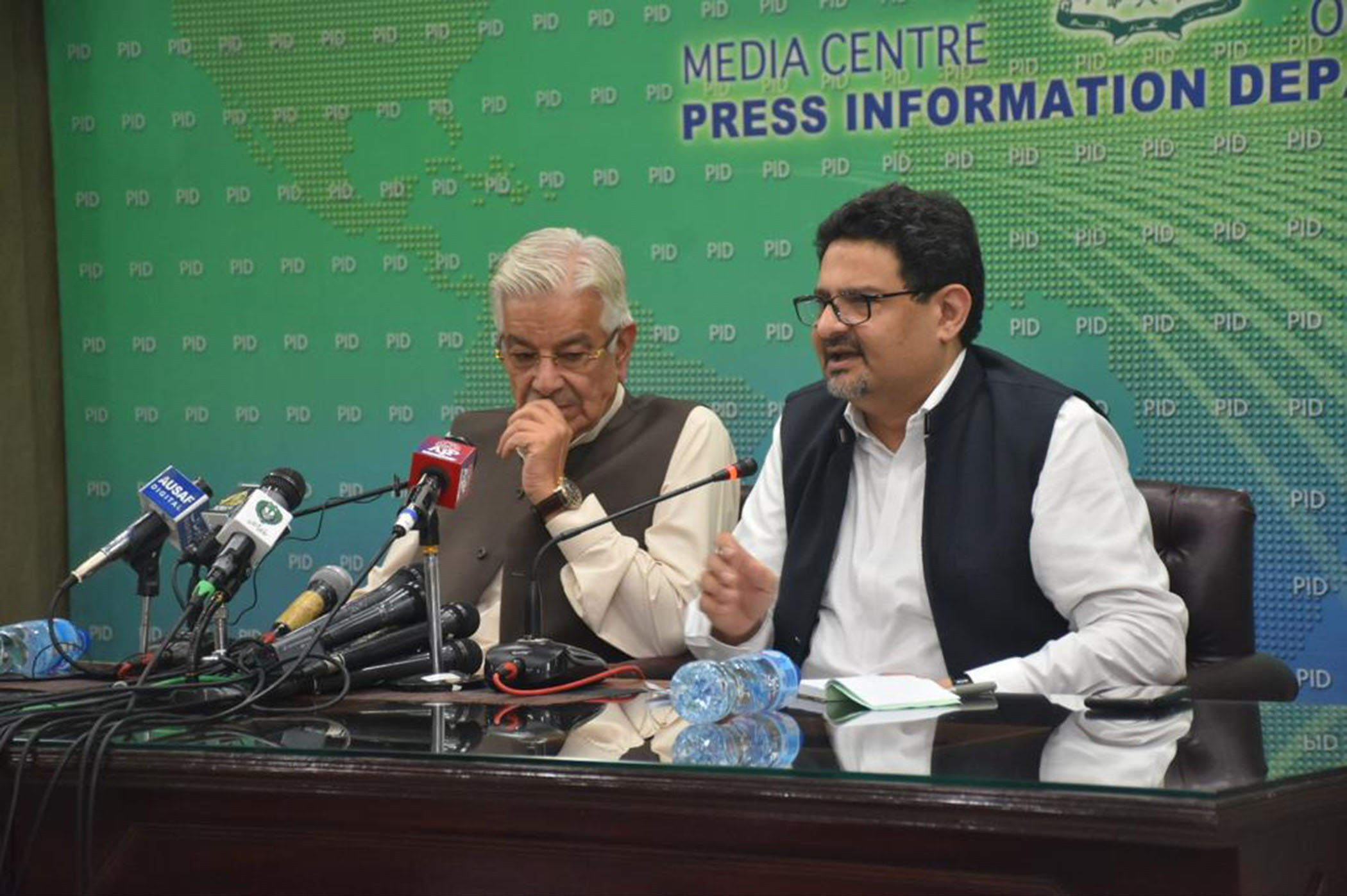 finance minister miftah ismail and defence minister khawaja asif address media in islamabad on sept 07 2022 photo pid