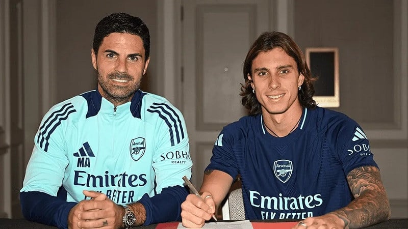 Arsenal manager Mikel Arteta (L) and Italy international Riccardo Calafiori (R) at the latter's contract signing. PHOTO: ARSENAL