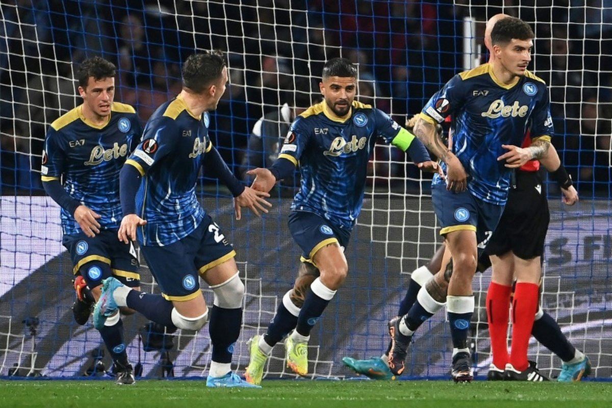 Photo of Napoli look for title advantage in Milan showdown