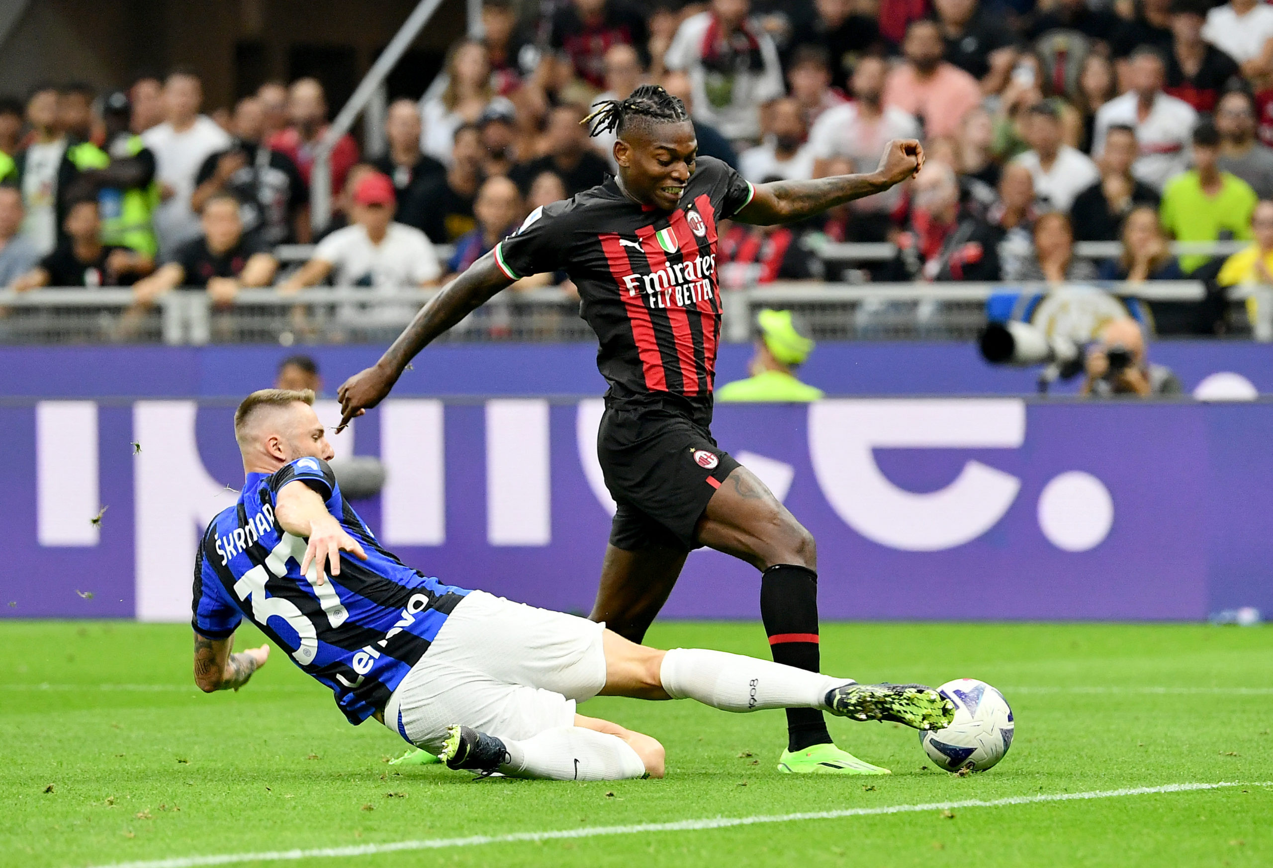Photo of Leao claims derby honours for Milan