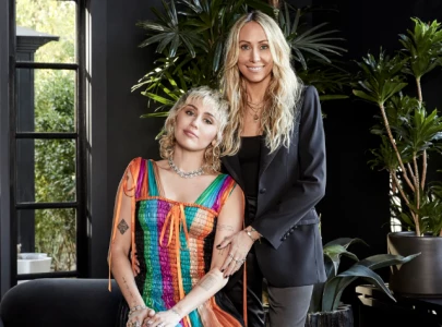 miley cyrus calls out mom tish cyrus for orchestrating 2009 teen choice awards pole dance
