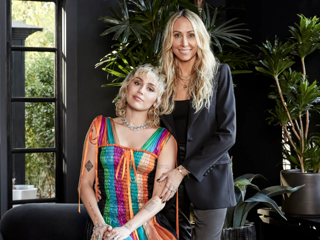 miley cyrus calls out mom tish cyrus for orchestrating 2009 teen choice awards pole dance miley cyrus calls out mom tish cyrus for orchestrating 2009 teen choice awards pole dance