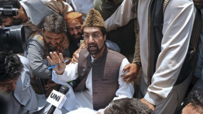 mirwaiz attacked by hindu extremists
