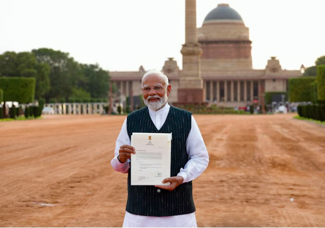 india s prime minister narendra modi shows media a letter that he received from india s president droupadi murmu inviting him to form a new government after meeting her at the presidential palace in new delhi india june 7 2024 photo reuters india s prime minister narendra modi shows media a letter that he received from india s president droupadi murmu inviting him to form a new government after meeting her at the presidential palace in new delhi india june 7 2024 photo reuters