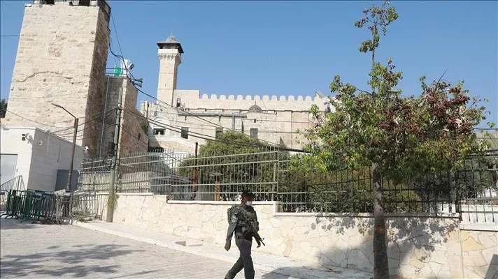 a view of ibrahimi mosque and an israeli soldier patrolling the area are seen in hebron west bank photo anadolu agency