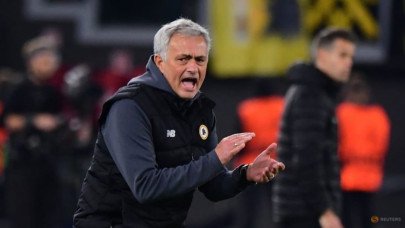 mourinho raises familiar gripes as roma slide into crisis