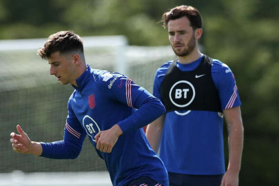 england duo mount chilwell isolating after gilmour contact