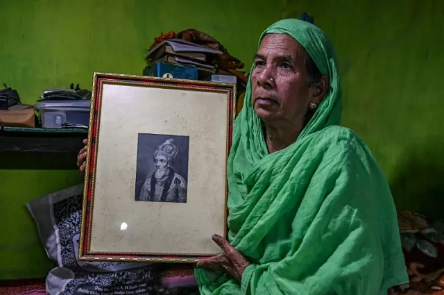 sultana begum holds a picture of the last mughal emperor shah zafar which she keeps in her kolkata home photo afp sultana begum holds a picture of the last mughal emperor shah zafar which she keeps in her kolkata home photo afp