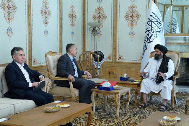 deputy prime minister of afghanistan mullah abdul ghani baradar met on thursday with kyrgyzstan delegation photo twitter zabehulah m33 deputy prime minister of afghanistan mullah abdul ghani baradar met on thursday with kyrgyzstan delegation photo twitter zabehulah m33