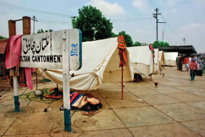 refugees protest against being served rotten food