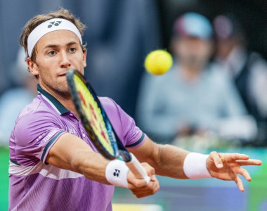 shaking all over ruud emulates murray with title hat trick