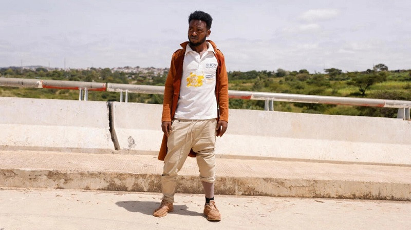 mustafa sofian 22 an ethiopian migrant who said he lost his left leg after the saudi border guards fired at him poses for a picture with his prosthetic leg after being repatriated by the international organization for migration iom in harar ethiopia august 20 2023 photo reuters